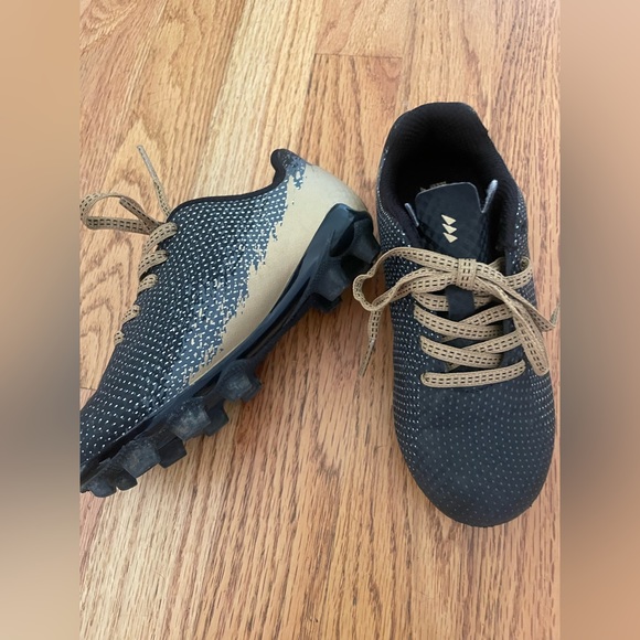Kids Soccer Cleats - Picture 1 of 3